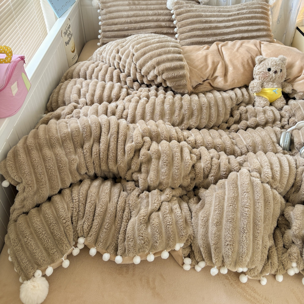 91家纺网 家纺一手货源 找家纺 潮邦创意家居 2025新款宽条小球工艺款牛奶绒四件套-绒条织梦系列 绒条织梦-浅咖