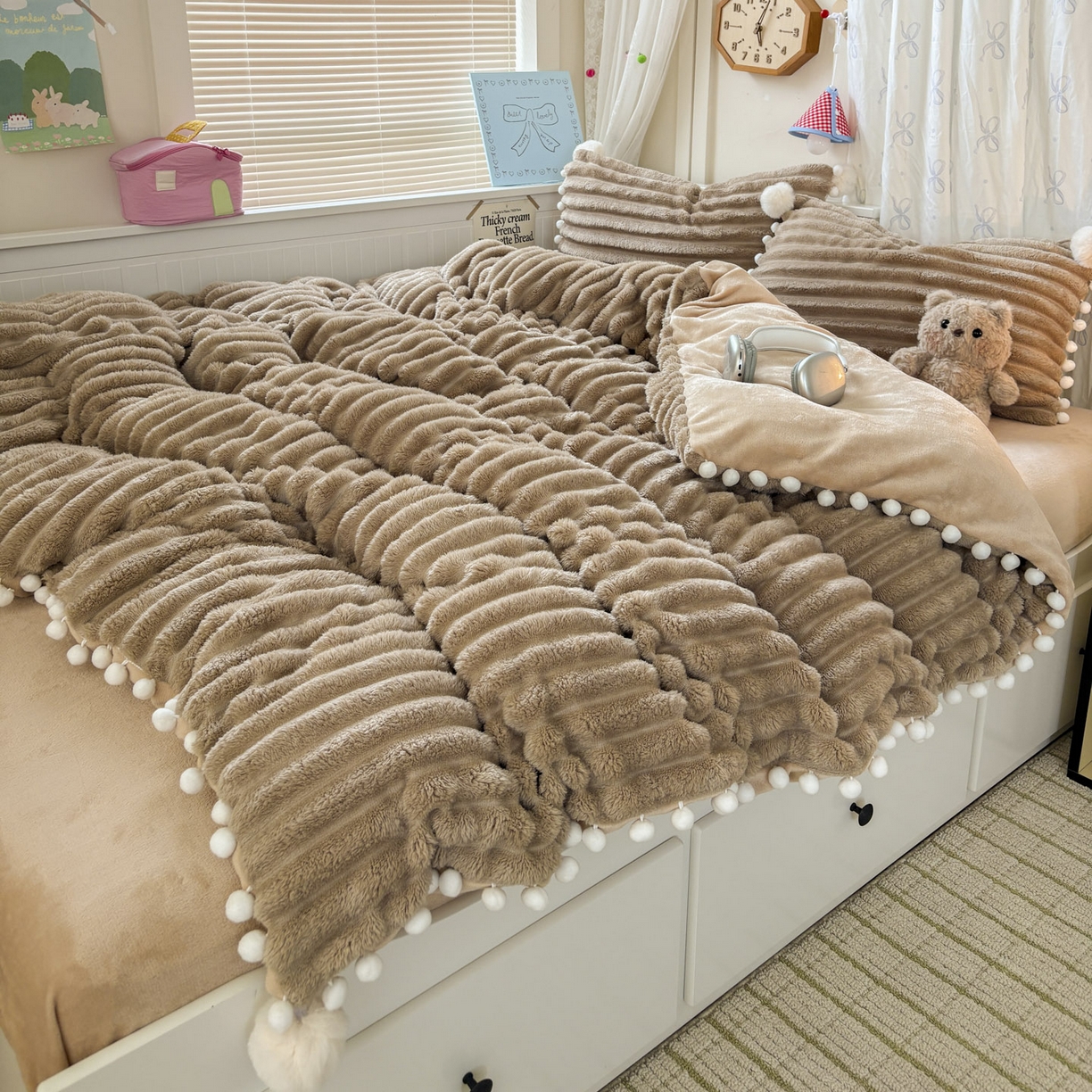 91家纺网 家纺一手货源 找家纺 潮邦创意家居 2025新款宽条小球工艺款牛奶绒四件套-绒条织梦系列 绒条织梦-浅咖