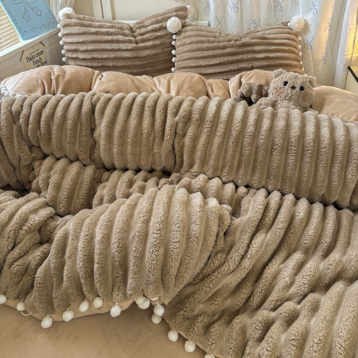 91家纺网 家纺一手货源 找家纺 潮邦创意家居 2025新款宽条小球工艺款牛奶绒四件套-绒条织梦系列 绒条织梦-浅咖