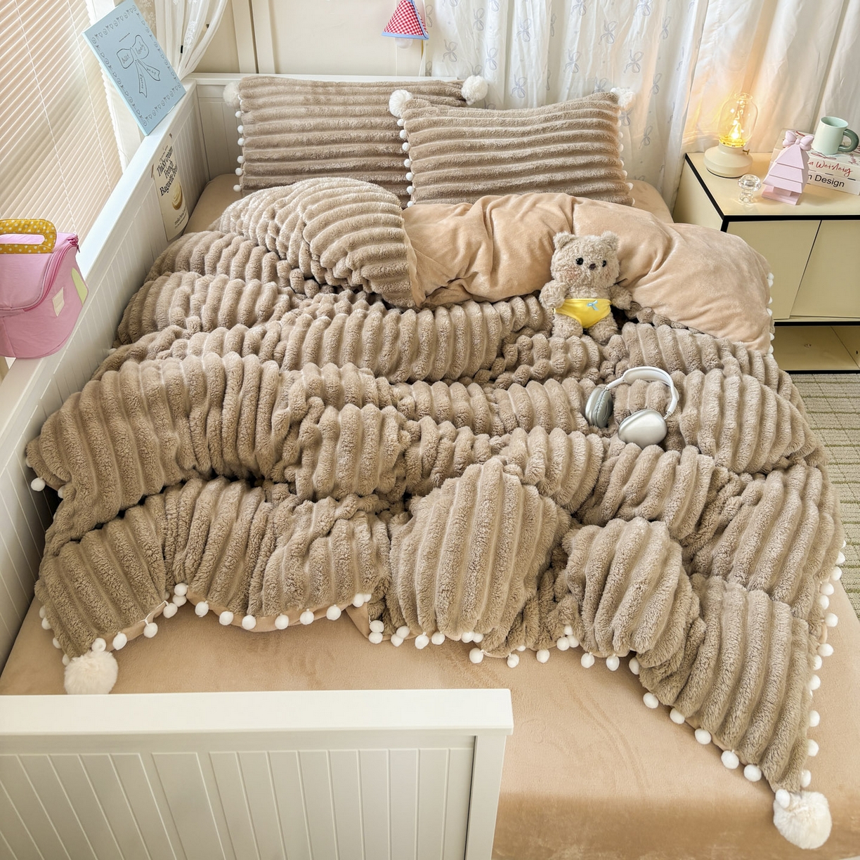 91家纺网 家纺一手货源 找家纺 潮邦创意家居 2025新款宽条小球工艺款牛奶绒四件套-绒条织梦系列 绒条织梦-浅咖