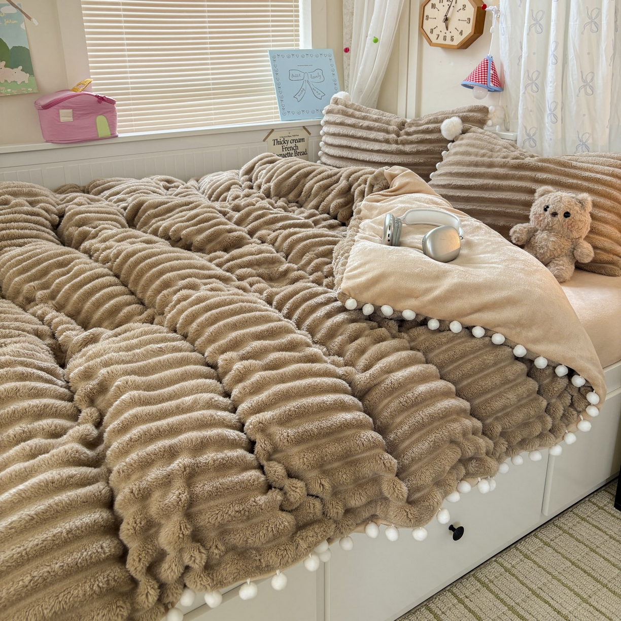 91家纺网 家纺一手货源 找家纺 潮邦创意家居 2025新款宽条小球工艺款牛奶绒四件套-绒条织梦系列 绒条织梦-浅咖