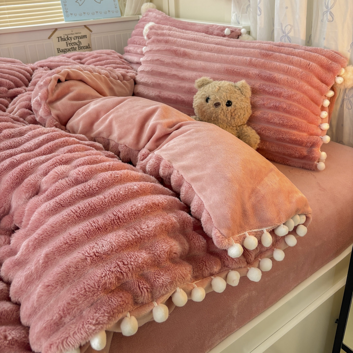 91家纺网 家纺一手货源 找家纺 潮邦创意家居 2025新款宽条小球工艺款牛奶绒四件套-绒条织梦系列 绒条织梦-粉色