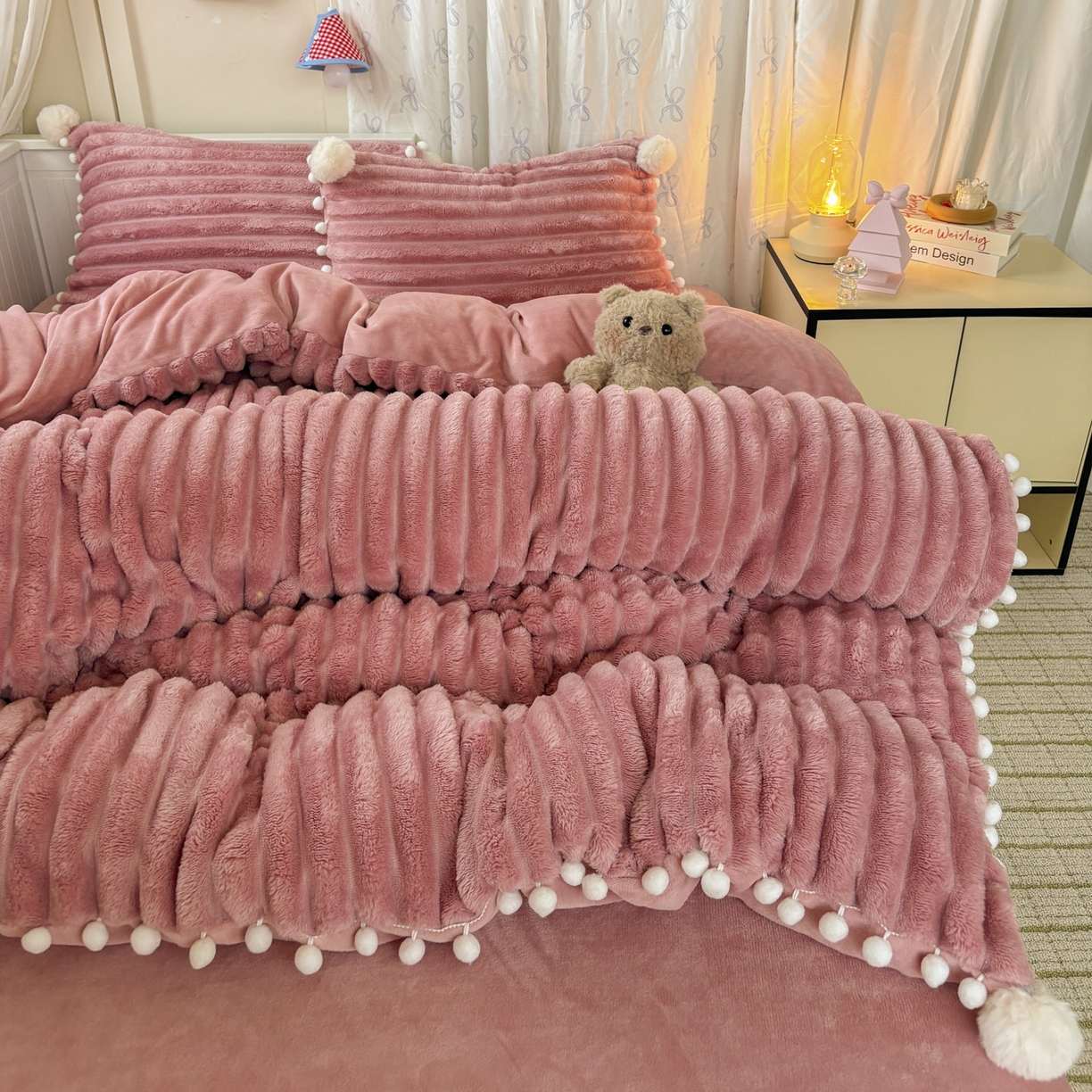 91家纺网 家纺一手货源 找家纺 潮邦创意家居 2025新款宽条小球工艺款牛奶绒四件套-绒条织梦系列 绒条织梦-粉色