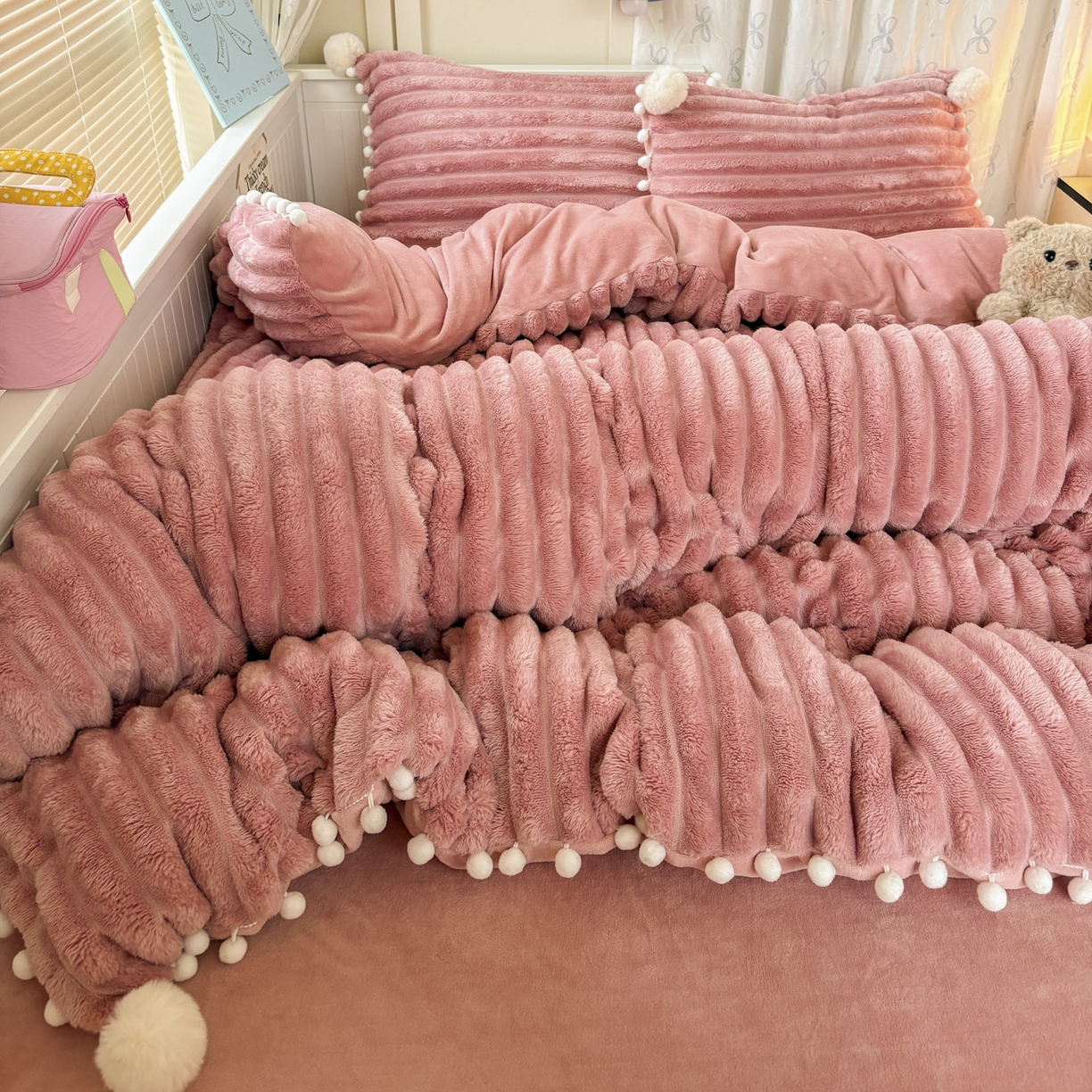 91家纺网 家纺一手货源 找家纺 潮邦创意家居 2025新款宽条小球工艺款牛奶绒四件套-绒条织梦系列 绒条织梦-粉色