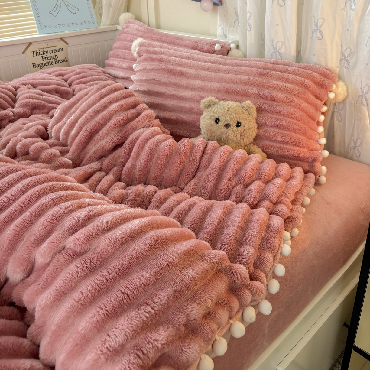 91家纺网 家纺一手货源 找家纺 潮邦创意家居 2025新款宽条小球工艺款牛奶绒四件套-绒条织梦系列 绒条织梦-粉色