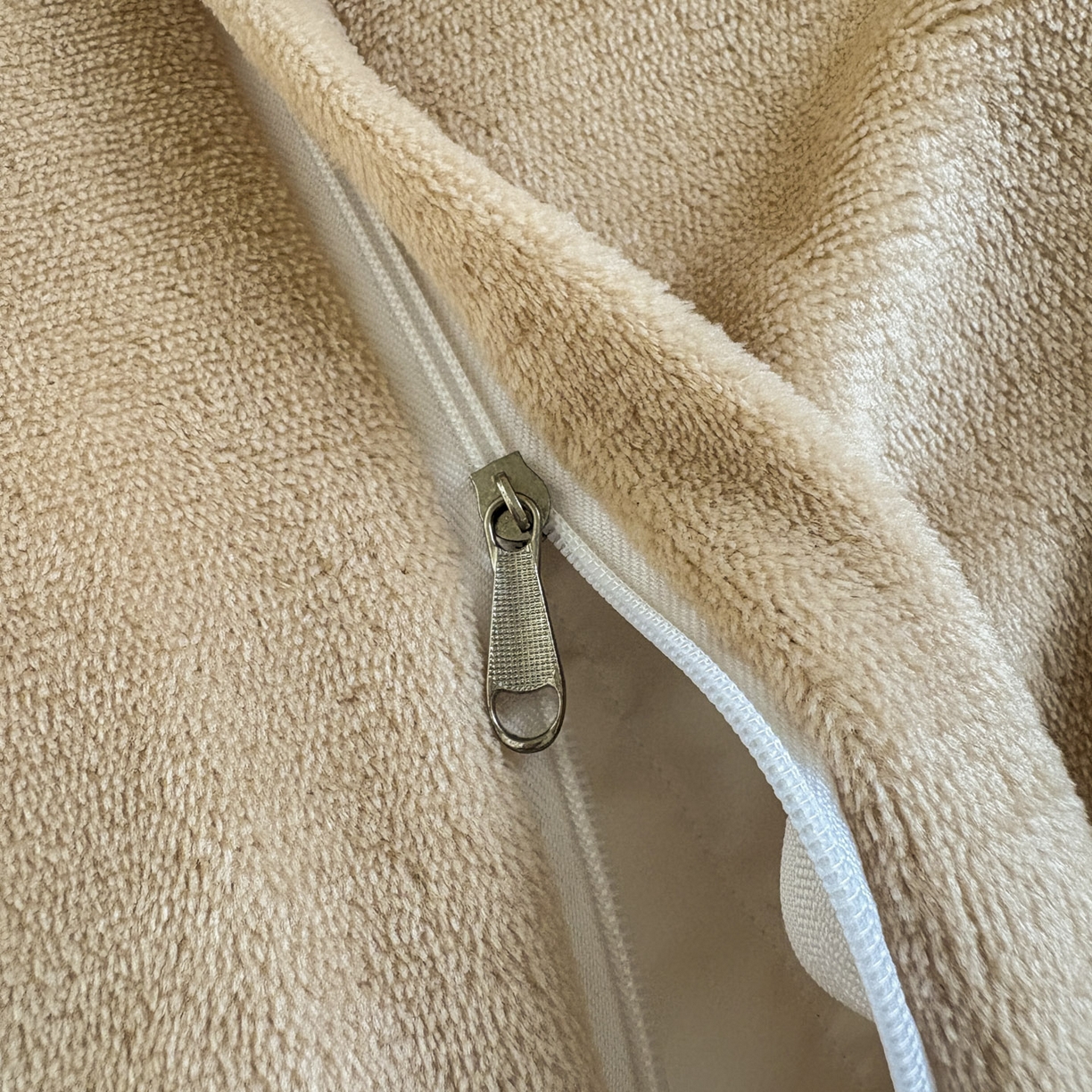 91家纺网 家纺一手货源 找家纺 潮邦创意家居 2025新款宽条小球工艺款牛奶绒四件套-绒条织梦系列 绒条织梦-浅咖