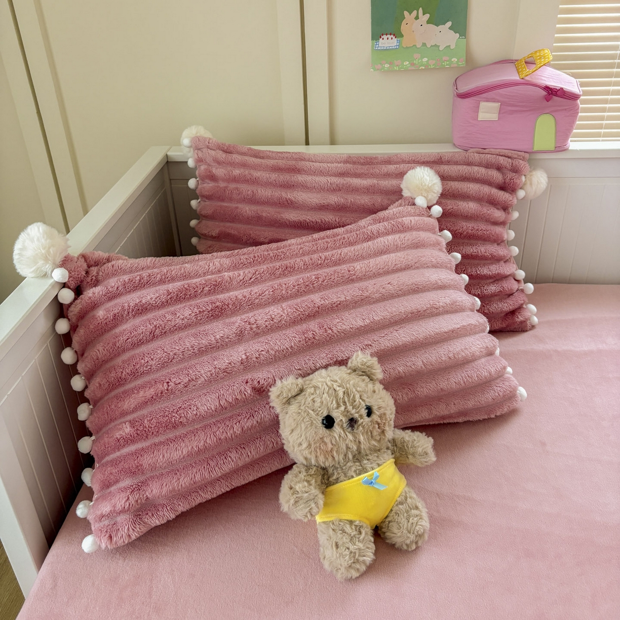 91家纺网 家纺一手货源 找家纺 潮邦创意家居 2025新款宽条小球工艺款牛奶绒四件套-绒条织梦系列 绒条织梦-粉色