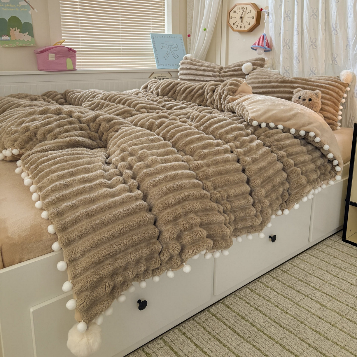 91家纺网 家纺一手货源 找家纺 潮邦创意家居 2025新款宽条小球工艺款牛奶绒四件套-绒条织梦系列 绒条织梦-浅咖