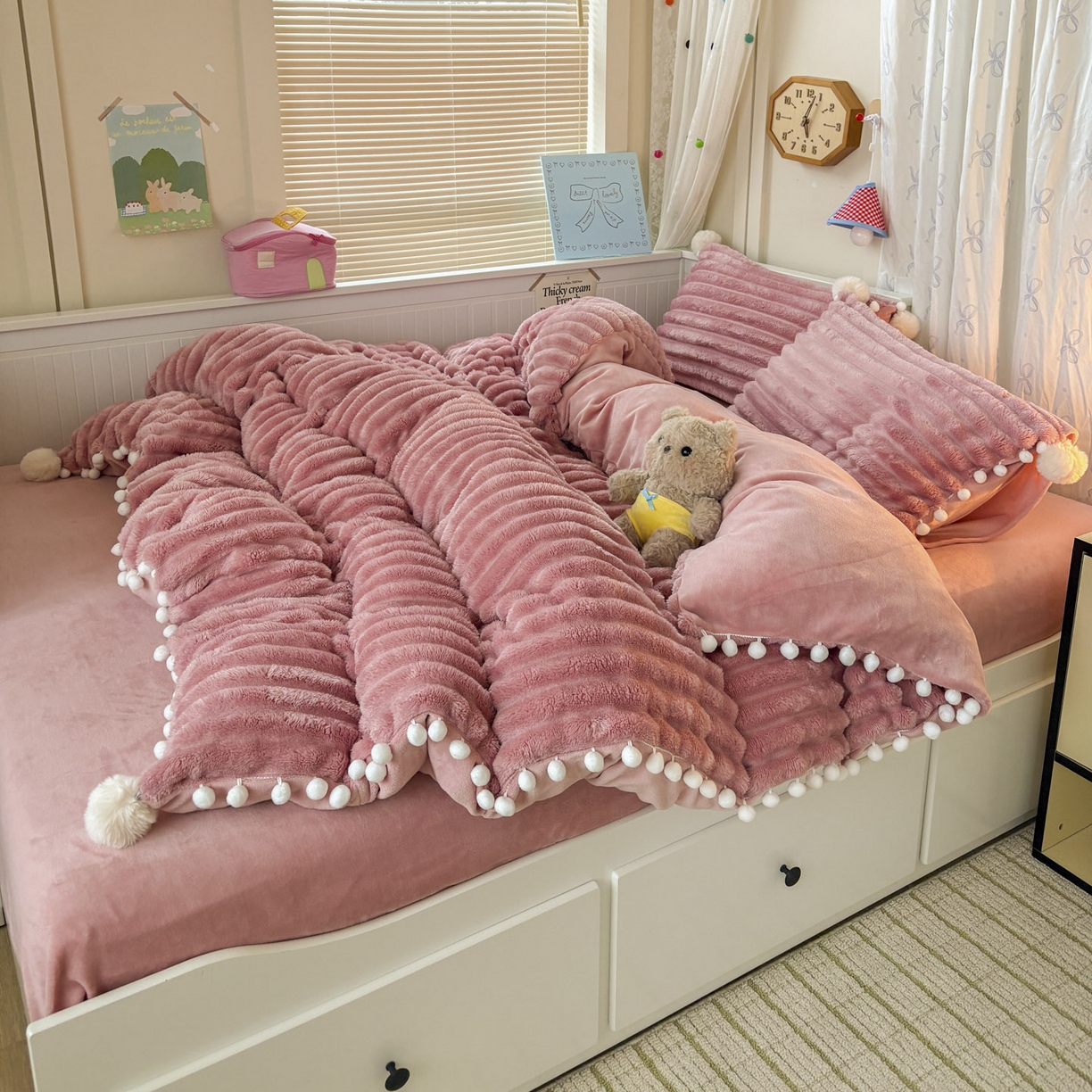 91家纺网 家纺一手货源 找家纺 潮邦创意家居 2025新款宽条小球工艺款牛奶绒四件套-绒条织梦系列 绒条织梦-粉色