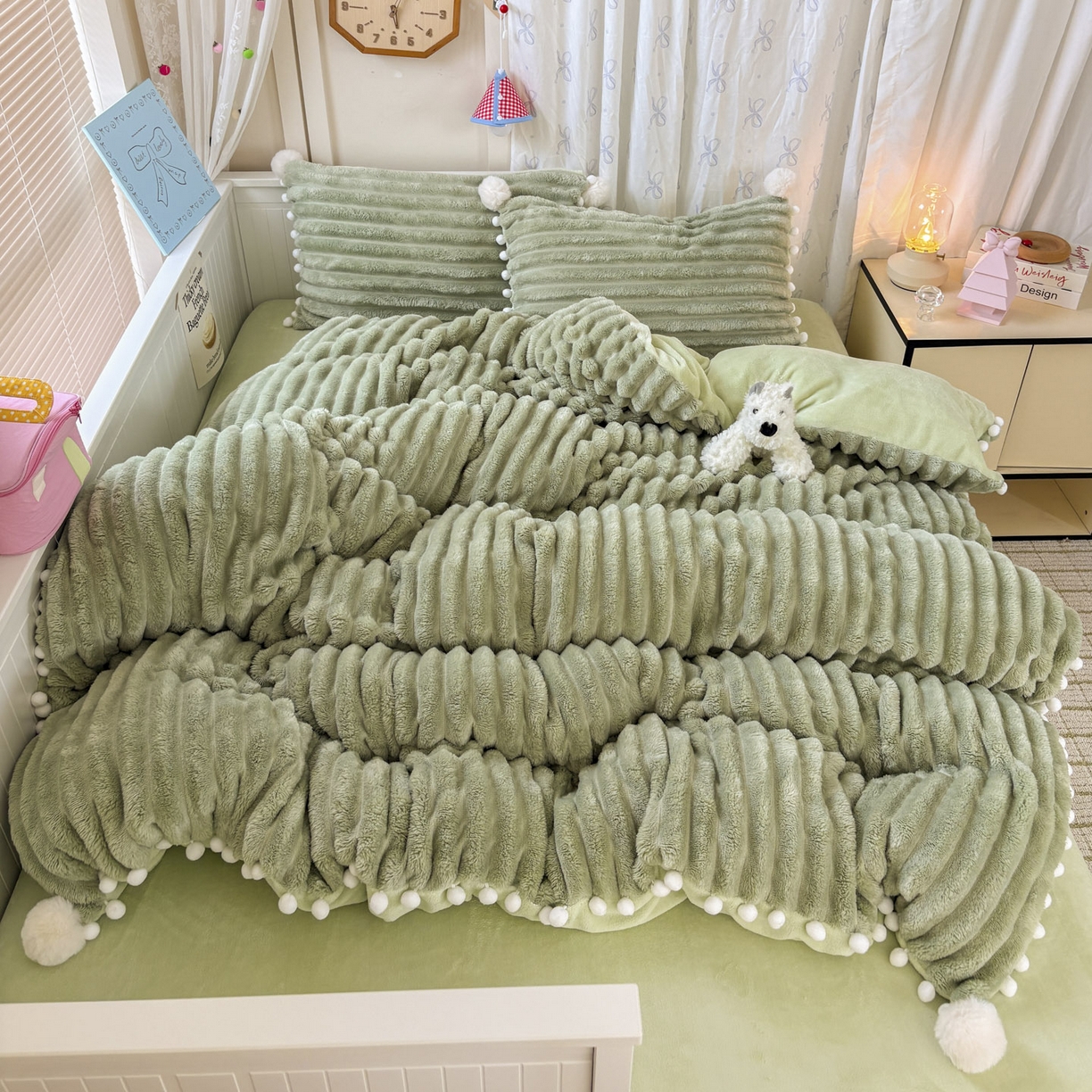 91家纺网 家纺一手货源 找家纺 潮邦创意家居 2025新款宽条小球工艺款牛奶绒四件套-绒条织梦系列 绒条织梦-抹茶绿