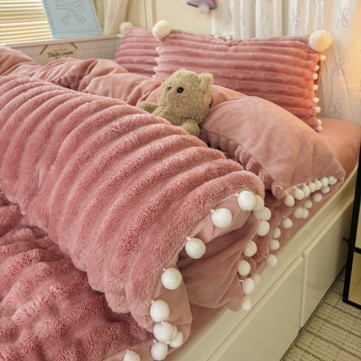 91家纺网 家纺一手货源 找家纺 潮邦创意家居 2025新款宽条小球工艺款牛奶绒四件套-绒条织梦系列 绒条织梦-粉色