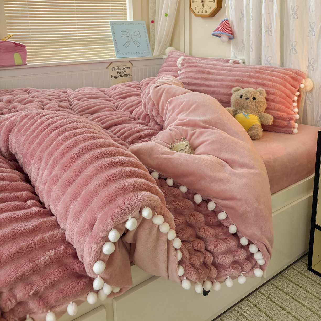91家纺网 家纺一手货源 找家纺 潮邦创意家居 2025新款宽条小球工艺款牛奶绒四件套-绒条织梦系列 绒条织梦-粉色