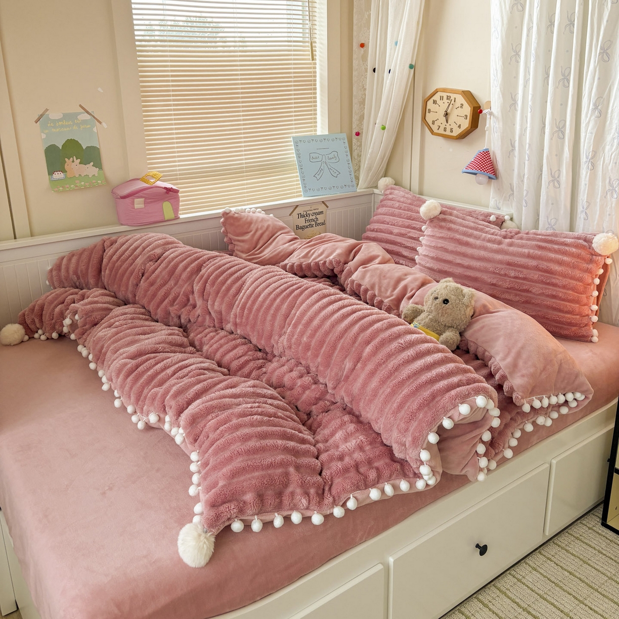 91家纺网 家纺一手货源 找家纺 潮邦创意家居 2025新款宽条小球工艺款牛奶绒四件套-绒条织梦系列 绒条织梦-粉色