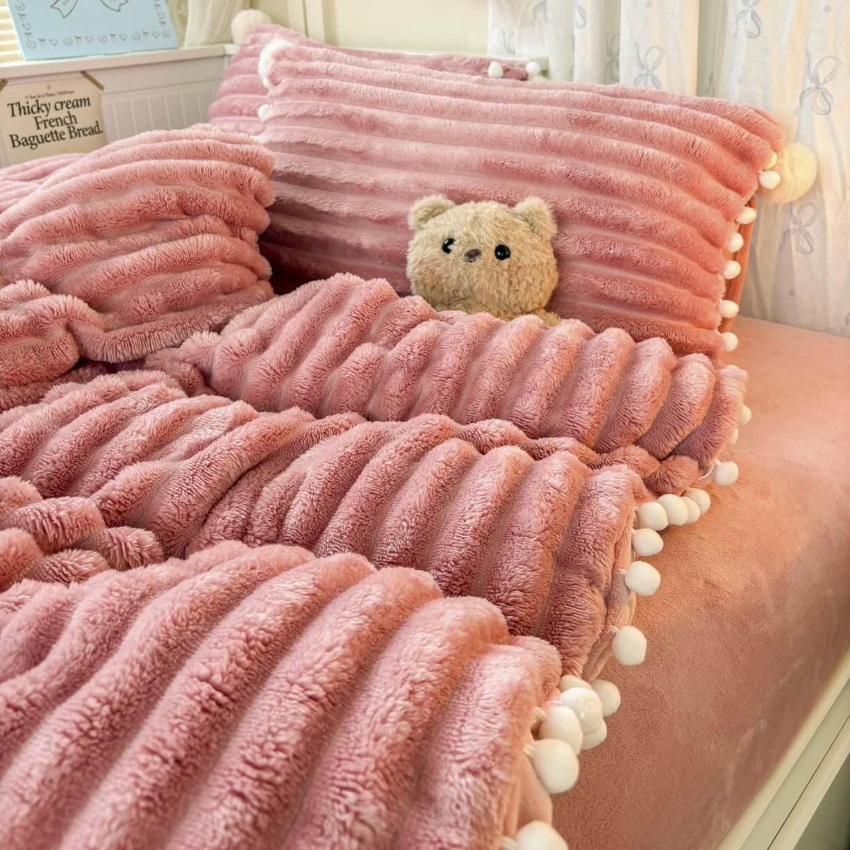 91家纺网 家纺一手货源 找家纺 潮邦创意家居 2025新款宽条小球工艺款牛奶绒四件套-绒条织梦系列 绒条织梦-粉色