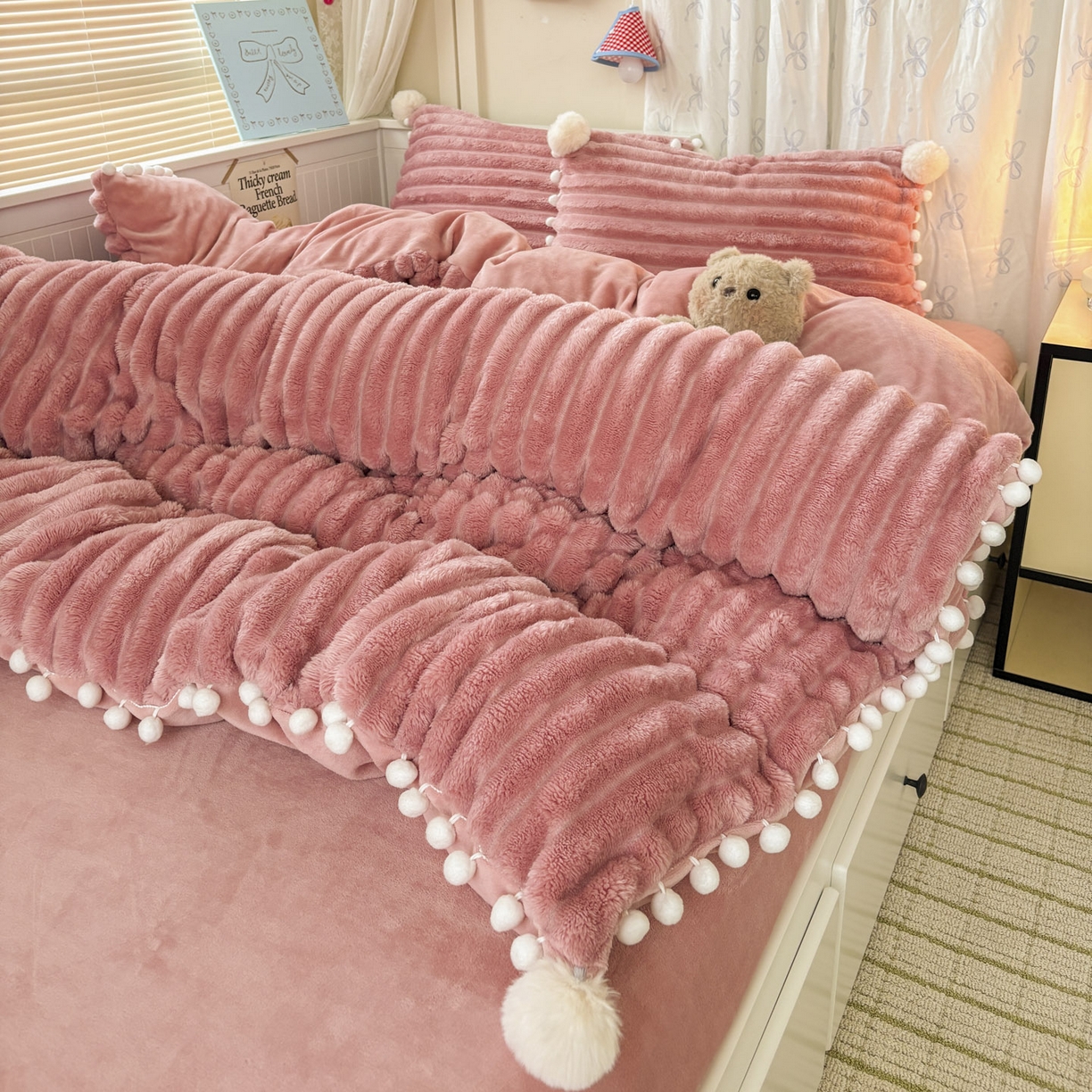 91家纺网 家纺一手货源 找家纺 潮邦创意家居 2025新款宽条小球工艺款牛奶绒四件套-绒条织梦系列 绒条织梦-粉色
