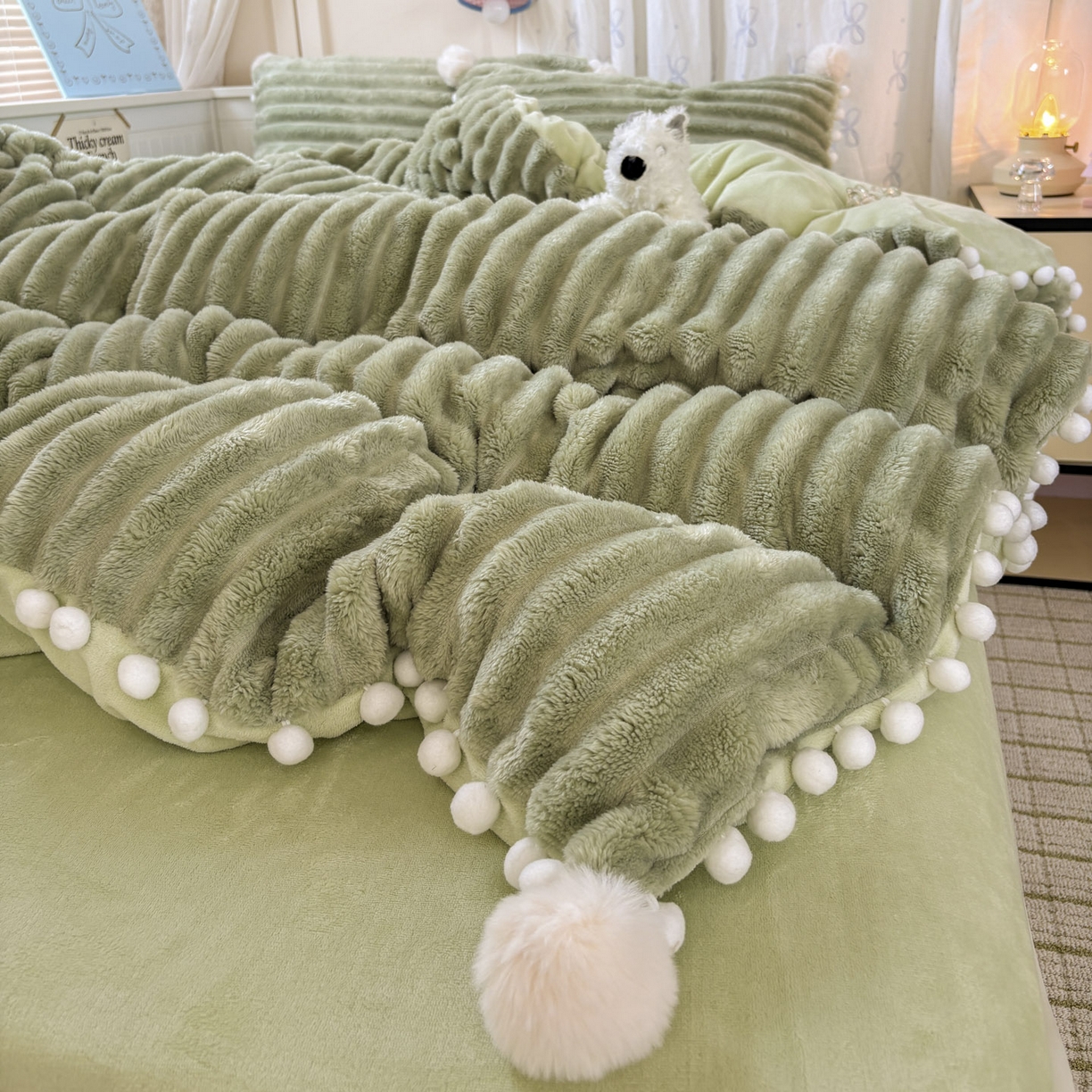 91家纺网 家纺一手货源 找家纺 潮邦创意家居 2025新款宽条小球工艺款牛奶绒四件套-绒条织梦系列 绒条织梦-抹茶绿