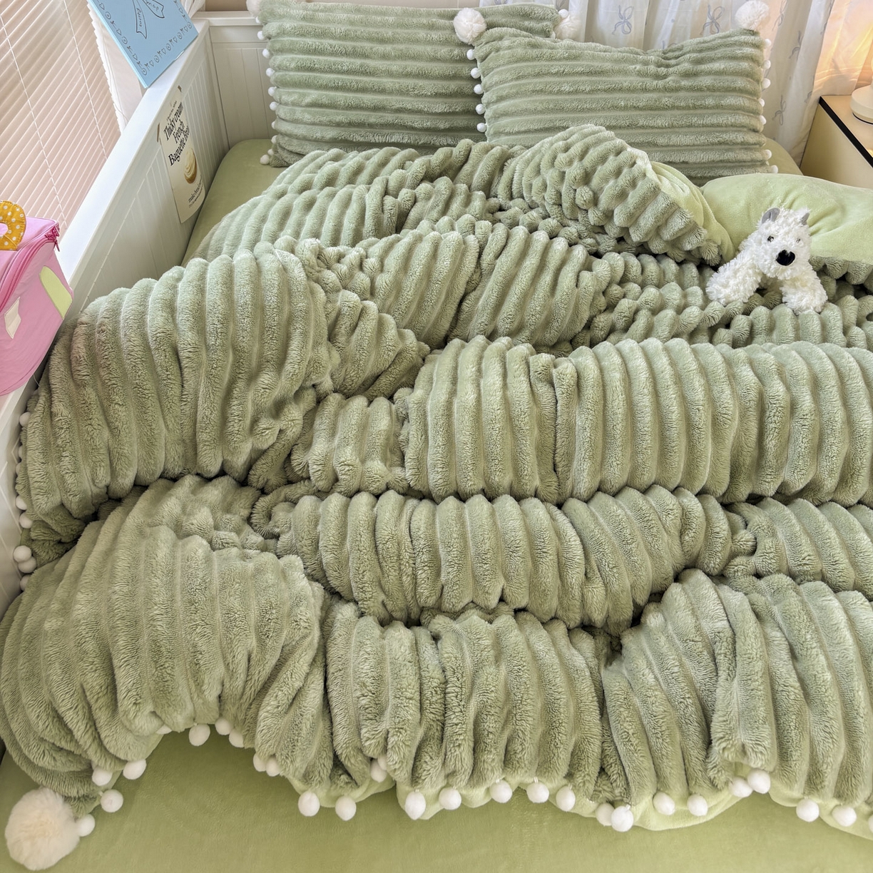 91家纺网 家纺一手货源 找家纺 潮邦创意家居 2025新款宽条小球工艺款牛奶绒四件套-绒条织梦系列 绒条织梦-抹茶绿