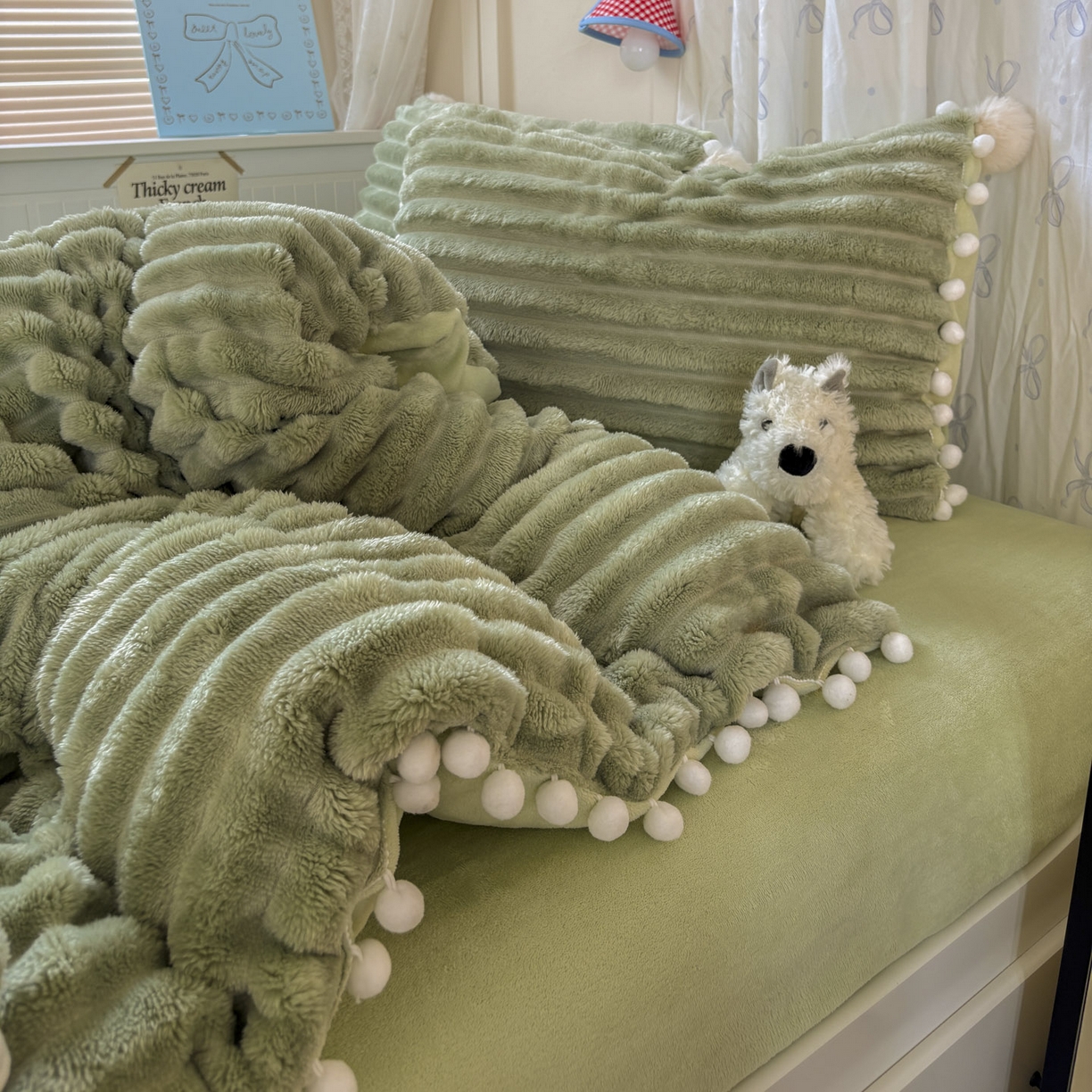 91家纺网 家纺一手货源 找家纺 潮邦创意家居 2025新款宽条小球工艺款牛奶绒四件套-绒条织梦系列 绒条织梦-抹茶绿