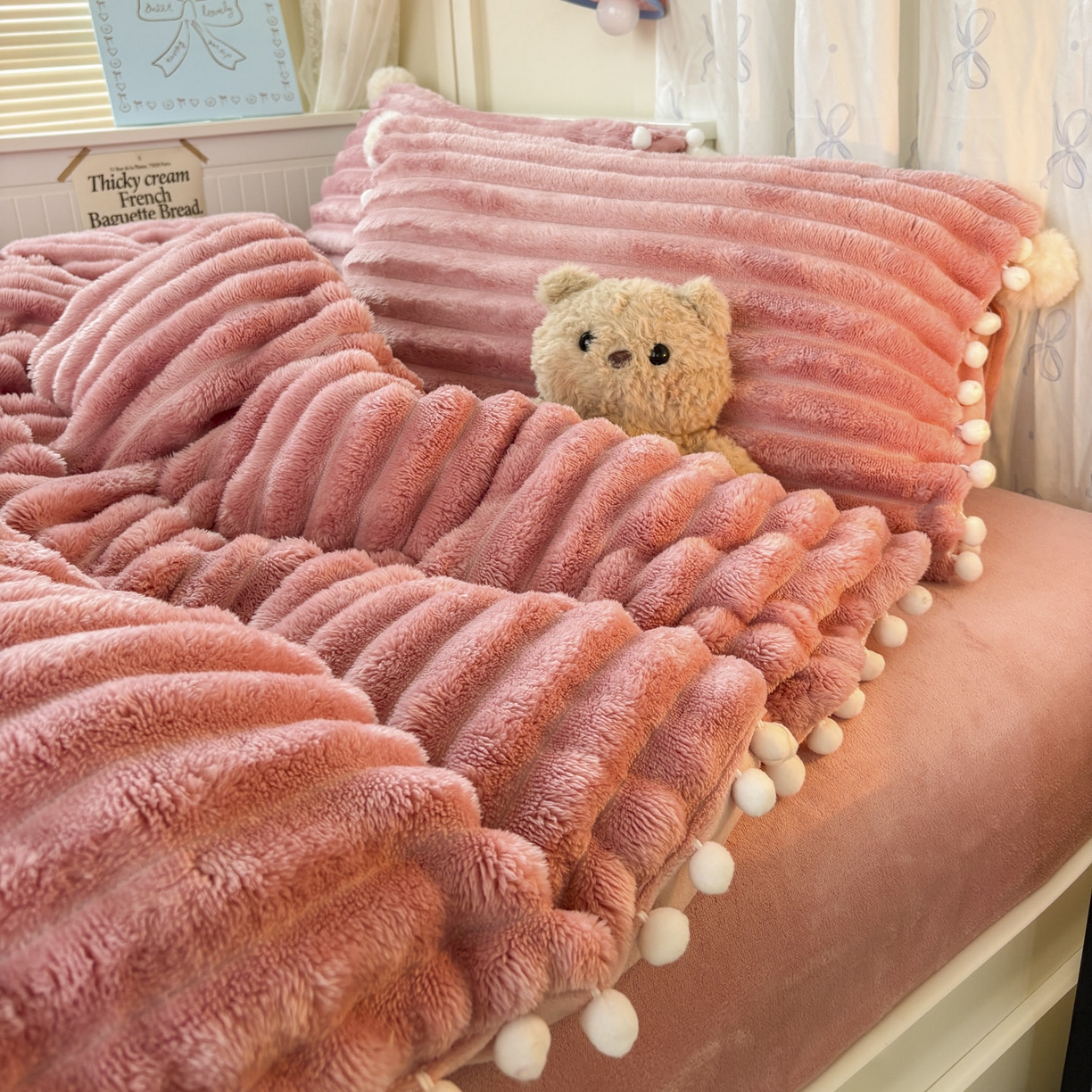 91家纺网 家纺一手货源 找家纺 潮邦创意家居 2025新款宽条小球工艺款牛奶绒四件套-绒条织梦系列 绒条织梦-粉色