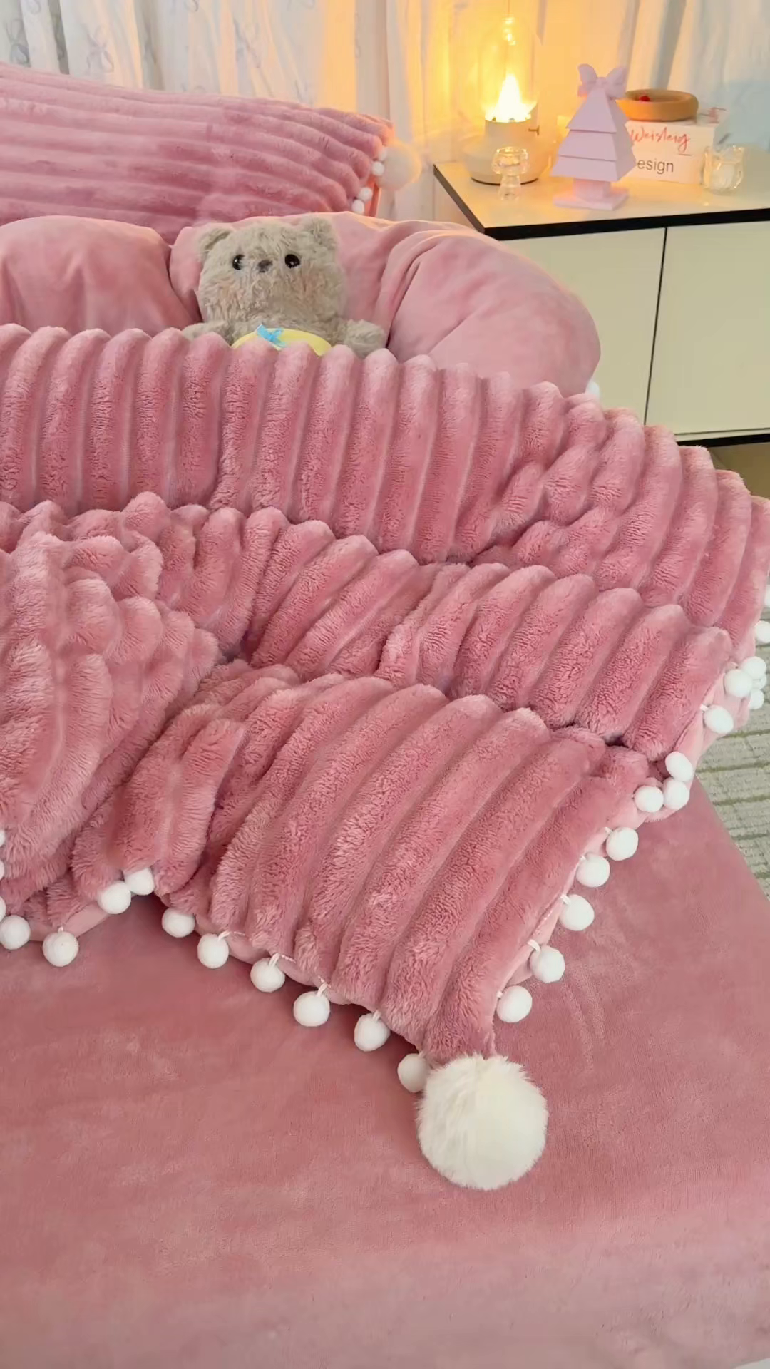 91家纺网 家纺一手货源 找家纺 潮邦创意家居 2025新款宽条小球工艺款牛奶绒四件套-绒条织梦系列 绒条织梦-粉色