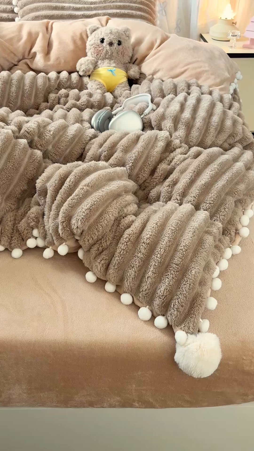 91家纺网 家纺一手货源 找家纺 潮邦创意家居 2025新款宽条小球工艺款牛奶绒四件套-绒条织梦系列 绒条织梦-浅咖