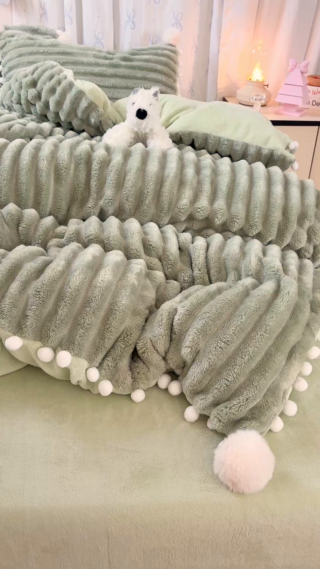 91家纺网 家纺一手货源 找家纺 潮邦创意家居 2025新款宽条小球工艺款牛奶绒四件套-绒条织梦系列 绒条织梦-抹茶绿