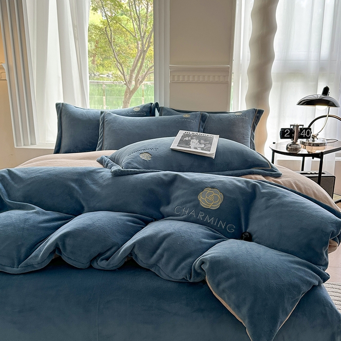 91家纺网 家纺一手货源 找家纺 宇彬家纺 2025新款母婴级牛奶绒婴儿绒刺绣四件套 山茶花 宾利蓝-香槟