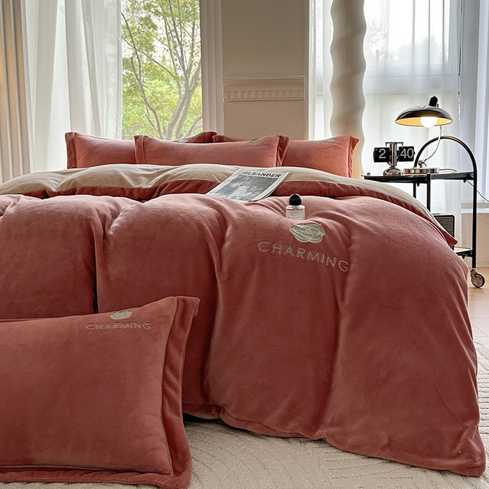 91家纺网 家纺一手货源 找家纺 宇彬家纺 2025新款母婴级牛奶绒婴儿绒刺绣四件套 山茶花 豆沙-香槟