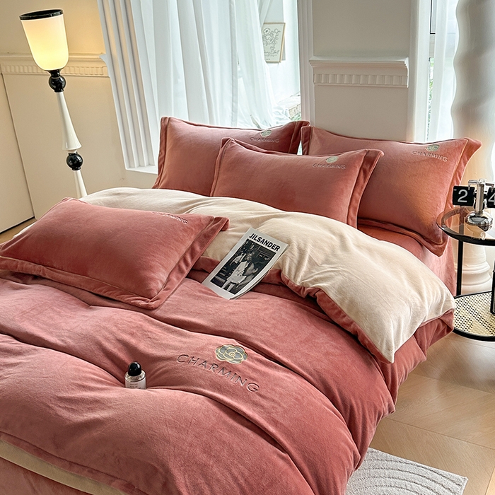 91家纺网 家纺一手货源 找家纺 宇彬家纺 2025新款母婴级牛奶绒婴儿绒刺绣四件套 山茶花 豆沙-香槟