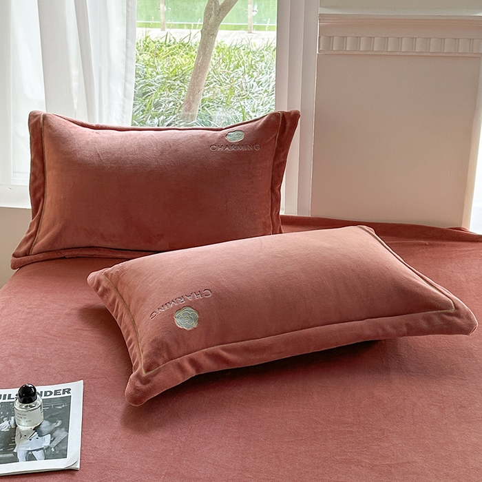 91家纺网 家纺一手货源 找家纺 宇彬家纺 2025新款母婴级牛奶绒婴儿绒刺绣四件套 山茶花 豆沙-香槟