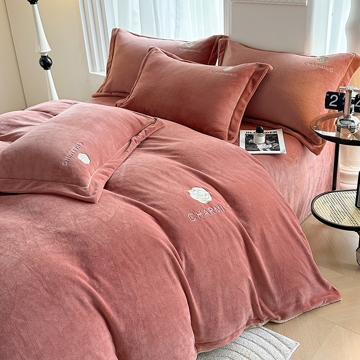 91家纺网 家纺一手货源 找家纺 宇彬家纺 2025新款母婴级牛奶绒婴儿绒刺绣四件套 山茶花 豆沙-香槟