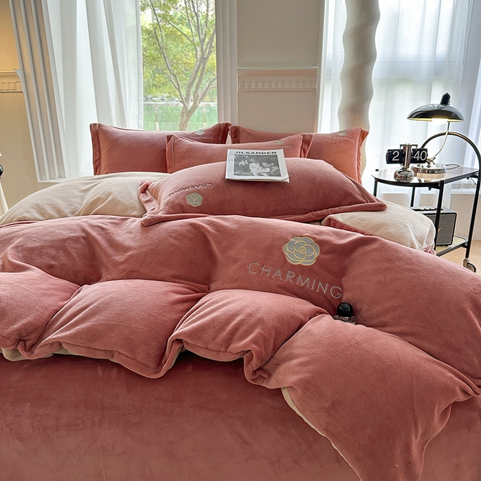 91家纺网 家纺一手货源 找家纺 宇彬家纺 2025新款母婴级牛奶绒婴儿绒刺绣四件套 山茶花 豆沙-香槟