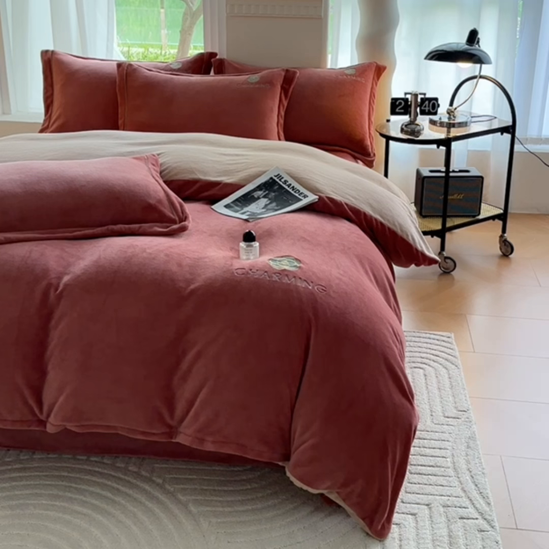 91家纺网 家纺一手货源 找家纺 宇彬家纺 2025新款母婴级牛奶绒婴儿绒刺绣四件套 山茶花 豆沙-香槟