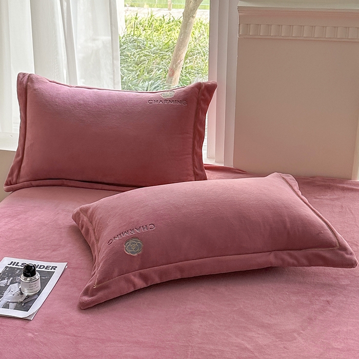 91家纺网 家纺一手货源 找家纺 宇彬家纺 2025新款母婴级牛奶绒婴儿绒刺绣四件套 山茶花 奶油粉-香槟