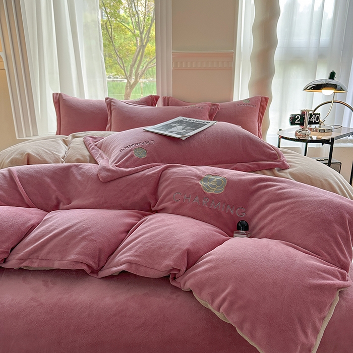 91家纺网 家纺一手货源 找家纺 宇彬家纺 2025新款母婴级牛奶绒婴儿绒刺绣四件套 山茶花 奶油粉-香槟