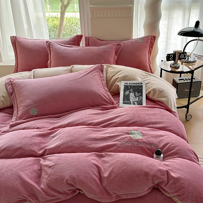 91家纺网 家纺一手货源 找家纺 宇彬家纺 2025新款母婴级牛奶绒婴儿绒刺绣四件套 山茶花 奶油粉-香槟