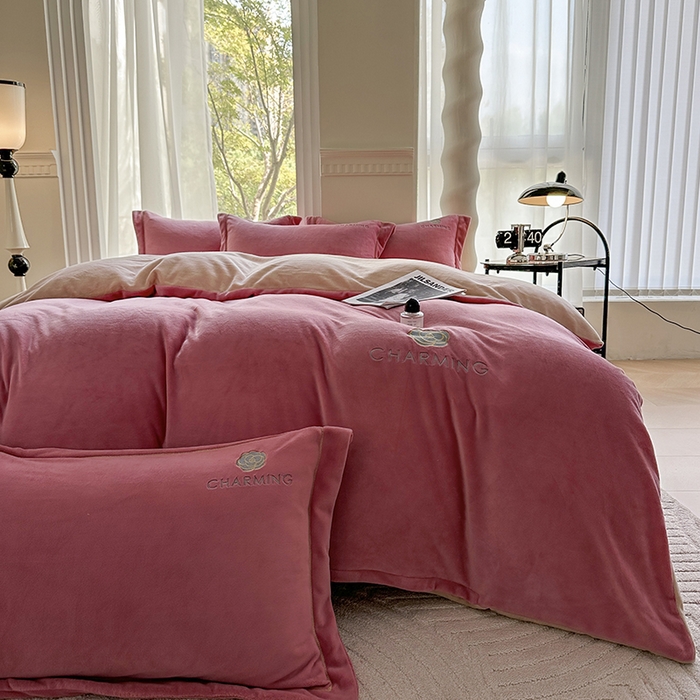 91家纺网 家纺一手货源 找家纺 宇彬家纺 2025新款母婴级牛奶绒婴儿绒刺绣四件套 山茶花 奶油粉-香槟