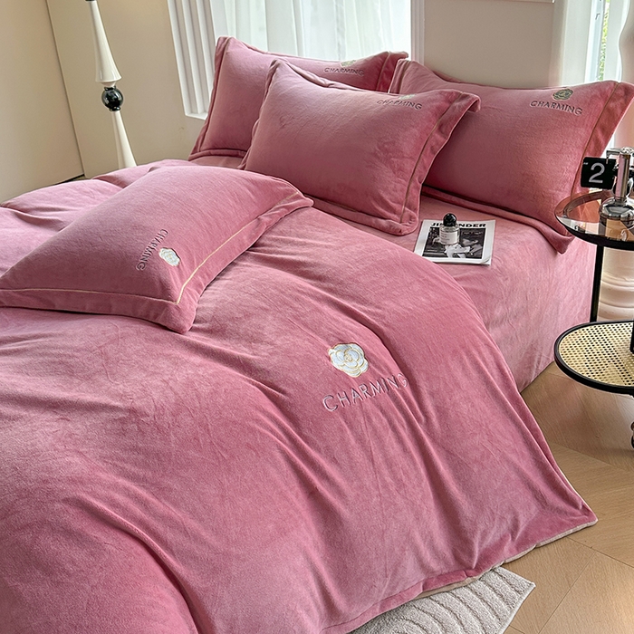 91家纺网 家纺一手货源 找家纺 宇彬家纺 2025新款母婴级牛奶绒婴儿绒刺绣四件套 山茶花 奶油粉-香槟