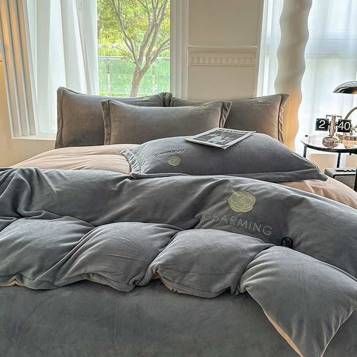 91家纺网 家纺一手货源 找家纺 宇彬家纺 2025新款母婴级牛奶绒婴儿绒刺绣四件套 山茶花 绅士灰-香槟