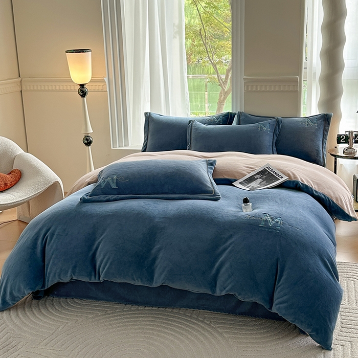 91家纺网 家纺一手货源 找家纺 宇彬家纺 2025新款母婴级牛奶绒婴儿绒刺绣四件套 M款 宾利蓝-香槟