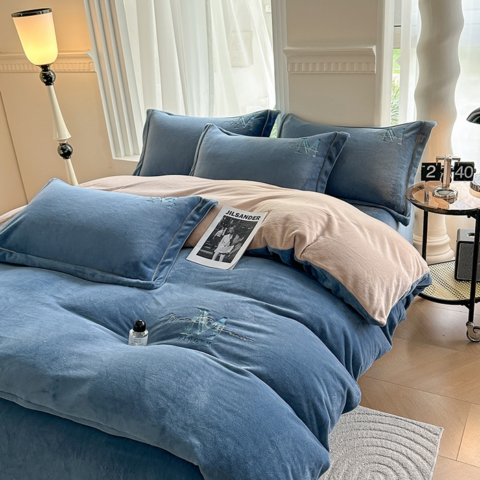 91家纺网 家纺一手货源 找家纺 宇彬家纺 2025新款母婴级牛奶绒婴儿绒刺绣四件套 M款 宾利蓝-香槟