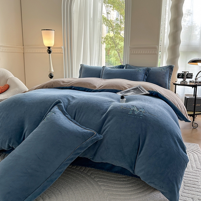 91家纺网 家纺一手货源 找家纺 宇彬家纺 2025新款母婴级牛奶绒婴儿绒刺绣四件套 M款 宾利蓝-香槟