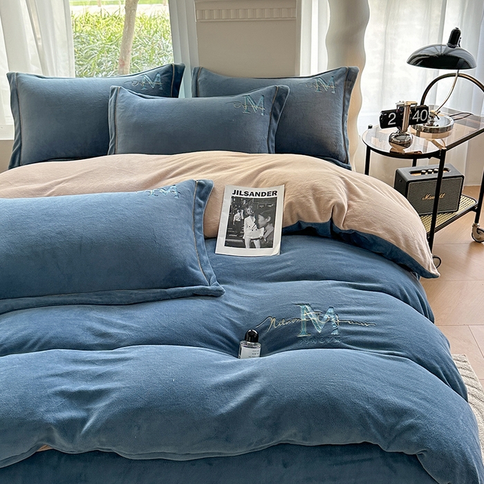 91家纺网 家纺一手货源 找家纺 宇彬家纺 2025新款母婴级牛奶绒婴儿绒刺绣四件套 M款 宾利蓝-香槟