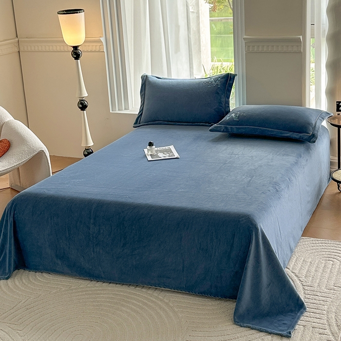 91家纺网 家纺一手货源 找家纺 宇彬家纺 2025新款母婴级牛奶绒婴儿绒刺绣四件套 M款 宾利蓝-香槟