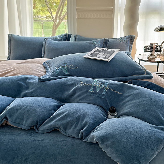 91家纺网 家纺一手货源 找家纺 宇彬家纺 2025新款母婴级牛奶绒婴儿绒刺绣四件套 M款 宾利蓝-香槟