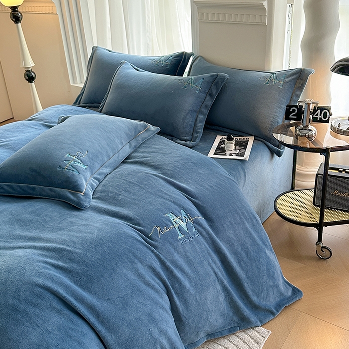 91家纺网 家纺一手货源 找家纺 宇彬家纺 2025新款母婴级牛奶绒婴儿绒刺绣四件套 M款 宾利蓝-香槟