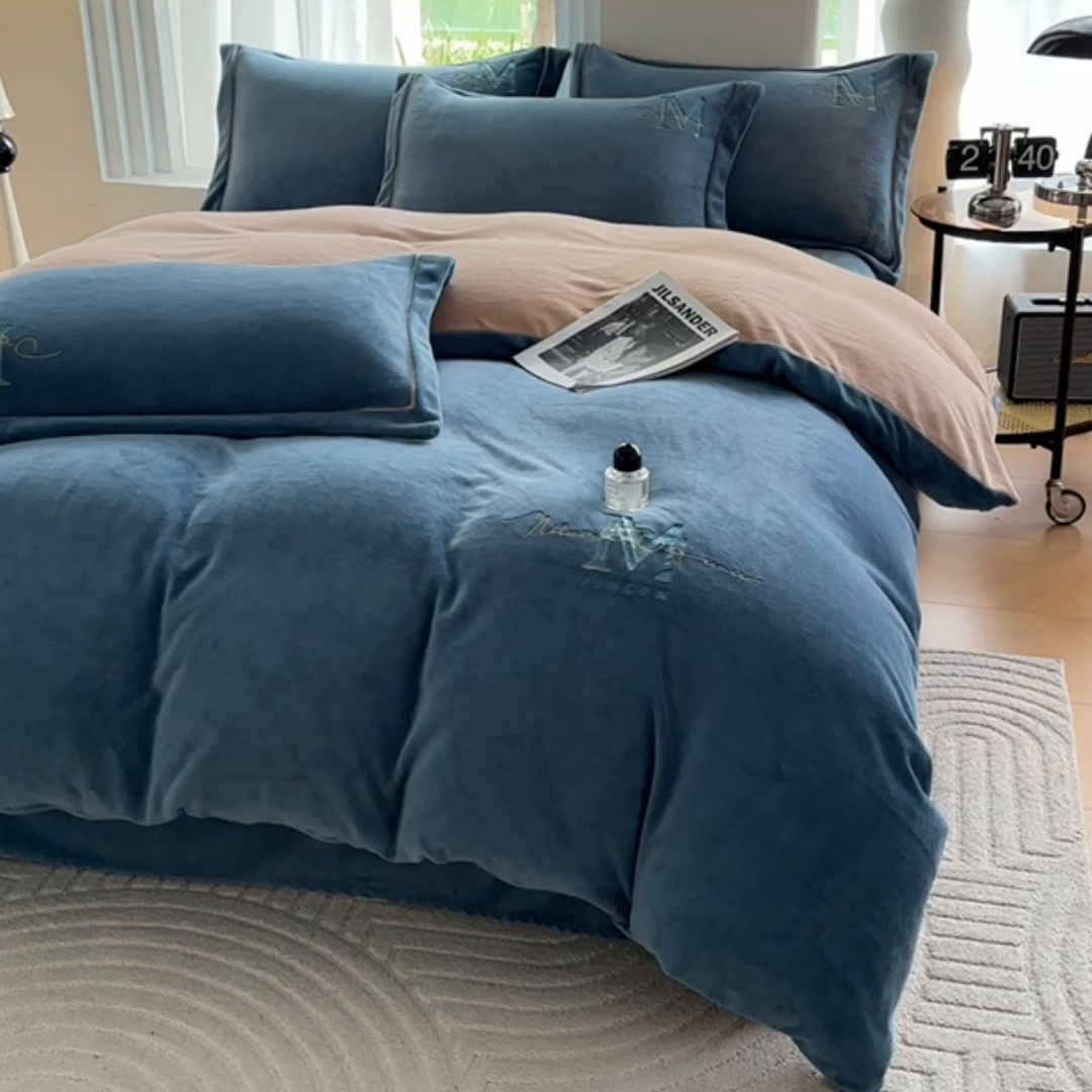 91家纺网 家纺一手货源 找家纺 宇彬家纺 2025新款母婴级牛奶绒婴儿绒刺绣四件套 M款 宾利蓝-香槟