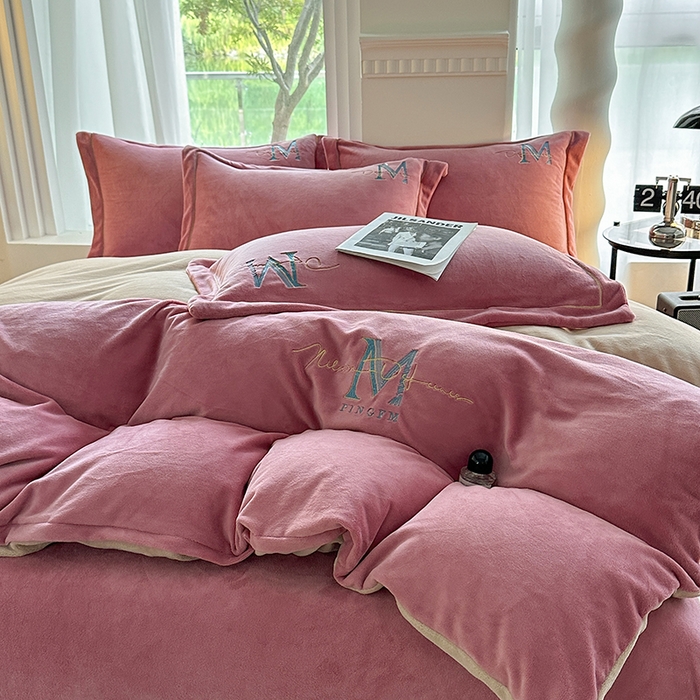 91家纺网 家纺一手货源 找家纺 宇彬家纺 2025新款母婴级牛奶绒婴儿绒刺绣四件套 M款 奶油粉-香槟