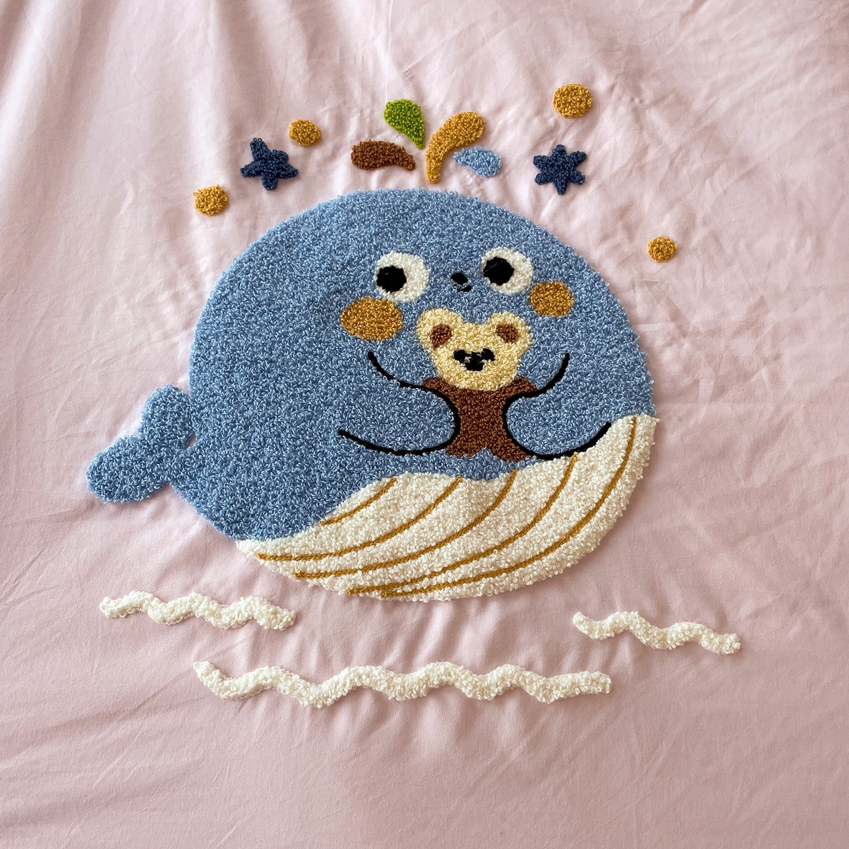 91家纺网 家纺一手货源 找家纺 凯洛奇 2025新款软糯1水洗棉毛巾绣卡通四件套（提供买家秀） 小鲸鱼