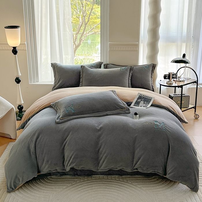 宇彬家纺 2025新款母婴级牛奶绒婴儿绒刺绣四件套 M款 绅士灰-香槟